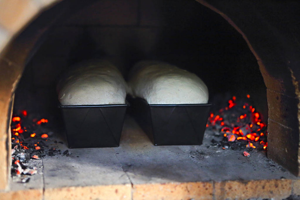 Δύο χειροποίητα ψωμιά είναι μαγειρεμένα σε παραδοσιακό φούρνο ψωμί  - Φωτογραφία, εικόνα