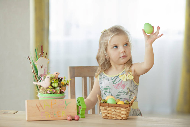 Sevimli küçük kız Paskalya için dekorasyon yapıyor. Paskalya buket, yumurta, Paskalya, gelenekleri - Fotoğraf, Görsel