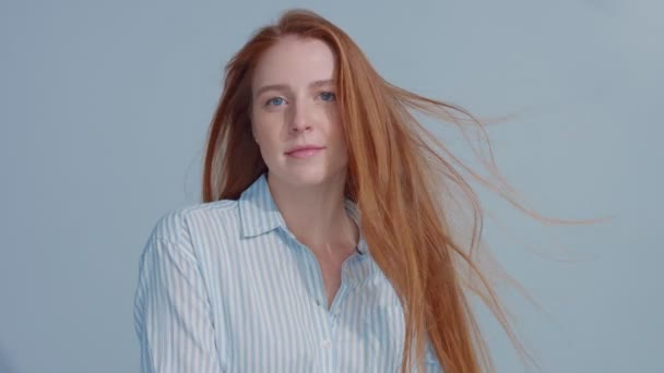 gingerhead czerwone włosy, imbir włosy model z niebieskimi oczami na niebieskim tle - Materiał filmowy, wideo