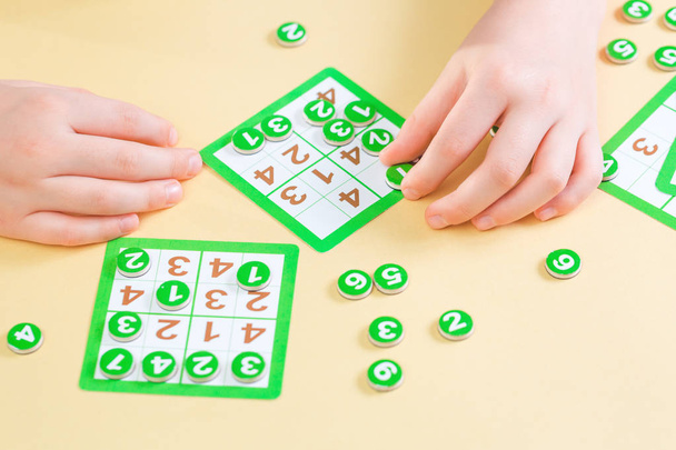 Child pays sudoku board game - Foto, Bild