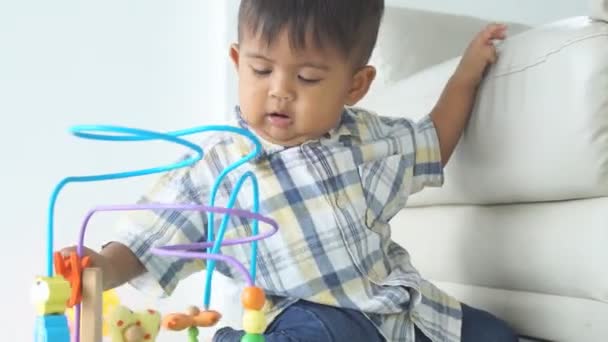 Sevimli küçük erkek bebek oyuncak oynuyor  - Video, Çekim