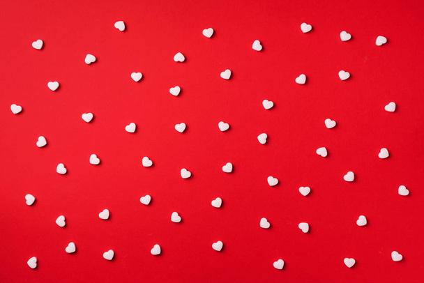 nahtloses Muster. weiße Herzen auf rotem Hintergrund. Ansicht von oben. Valentinstag. Liebe, Datum, romantisches Konzept - Foto, Bild