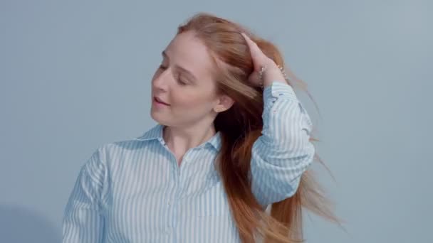 capelli rossi rossicci, modello capelli rossicci con occhi azzurri su sfondo blu
 - Filmati, video