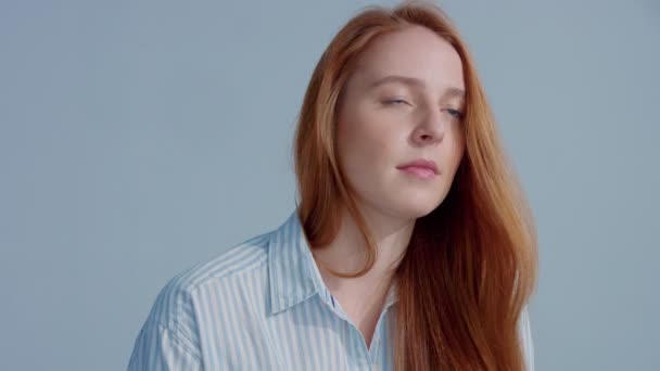 gingerhead czerwone włosy, imbir włosy model z niebieskimi oczami na niebieskim tle - Materiał filmowy, wideo