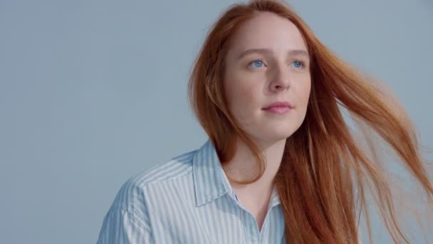 Ingwerkopf rote Haare, Ingwerhaarmodell mit blauen Augen auf blauem Hintergrund - Filmmaterial, Video