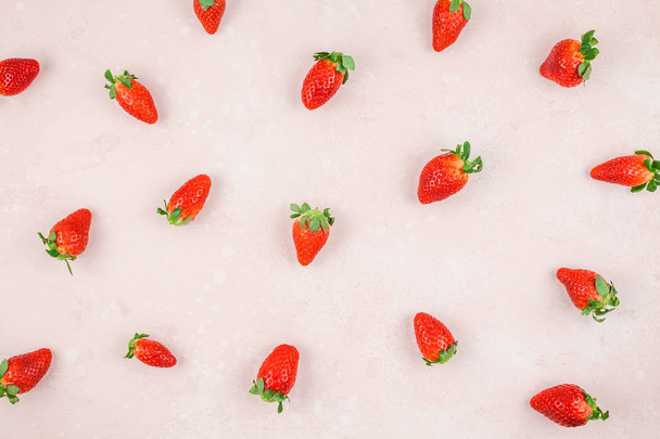 Creatieve Valentijn romantische patroon plat leggen bovenaanzicht liefde vakantie feest met rode aardbeien roze achtergrond kopie ruimte sjabloon wenskaart tekst sociale media blogs - Foto, afbeelding