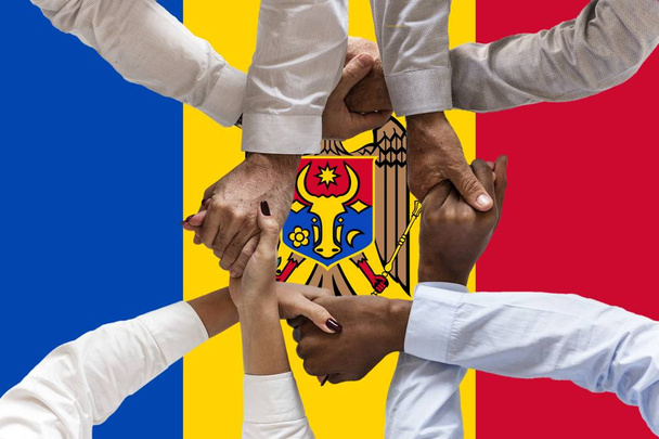 Moldova bayrağı, çok kültürlü bir grup genç insan bütünleştirme. - Fotoğraf, Görsel