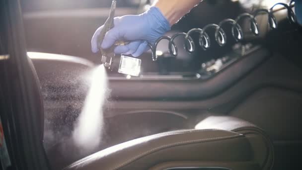 Rozpylanie środka czyszczącego na skórzane siedzenia w samochodzie - Materiał filmowy, wideo