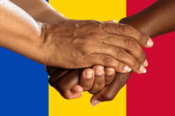 Moldavsko vlajka, integrace multikulturní skupiny mladých lidí. - Fotografie, Obrázek