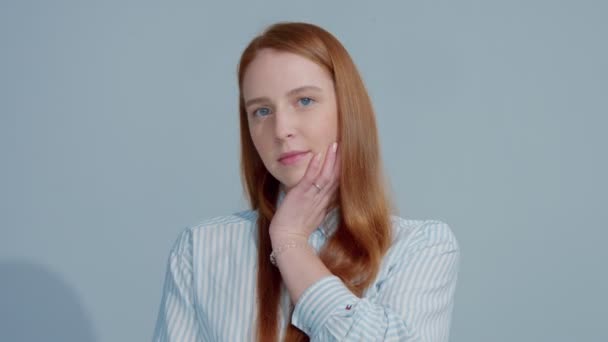 cheveux roux gingembre, modèle de cheveux gingembre avec des yeux bleus sur fond bleu
 - Séquence, vidéo