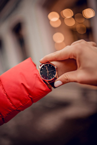 Stylish watch on woman hand - Foto, afbeelding