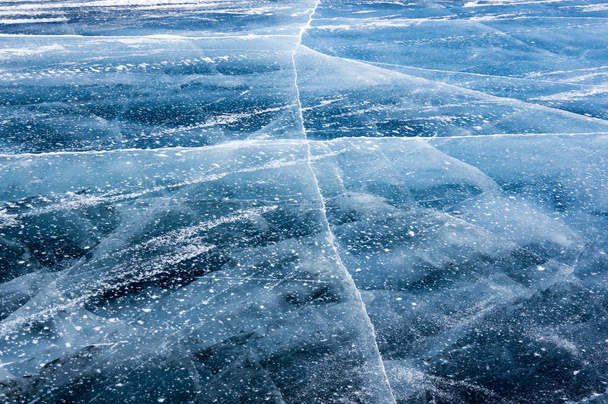 Glace du lac Baïkal, le plus profond et le plus grand lac d'eau douce par volume dans le monde, situé dans le sud de la Sibérie, Russie
 - Photo, image