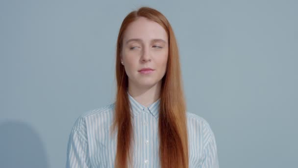 cheveux roux gingembre, modèle de cheveux gingembre avec des yeux bleus sur fond bleu
 - Séquence, vidéo
