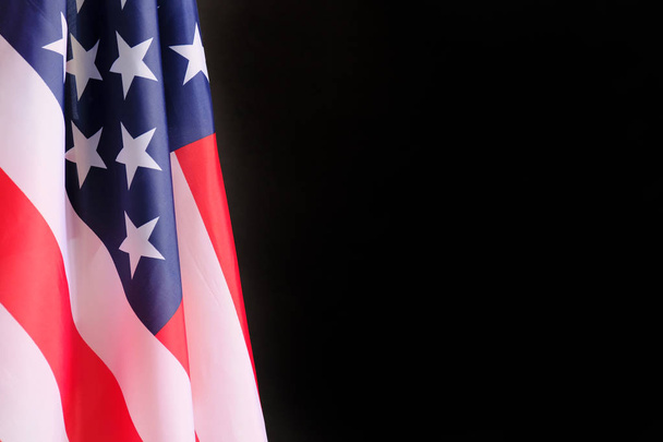 Gros plan du drapeau américain sur fond noir
 - Photo, image