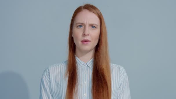 gingerhead červený vlasy, zrzavé vlasy model s modrýma očima na modrém pozadí - Záběry, video