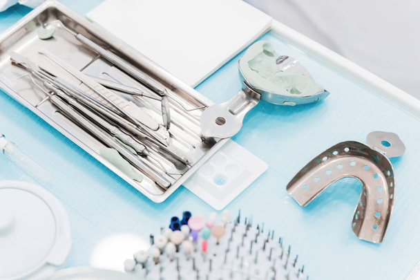 Detail zubní trysky nebo vrtací hlavy pro vrták. Vybavení zubní frézu. Dentální hygiena a zdravotní koncepce - Fotografie, Obrázek