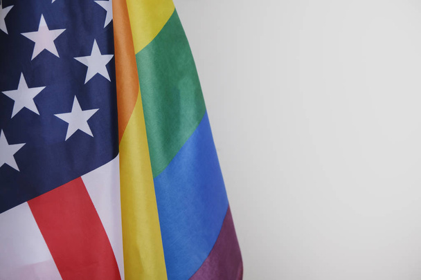 closeup gay pride vlajka a vlajka Spojených států amerických - Fotografie, Obrázek