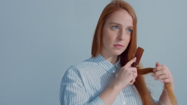 gingerhead red hair, ginger hair model with blue eyes on blue background - Filmagem, Vídeo