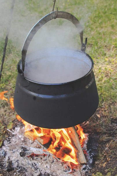 Cuisine de plein air sur le feu de camp en Allemagne
 - Photo, image