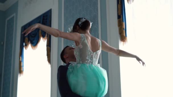 schoonheid slowmotion - bruidegom is cirkelen een mooie bruid in een trouwjurk - Video