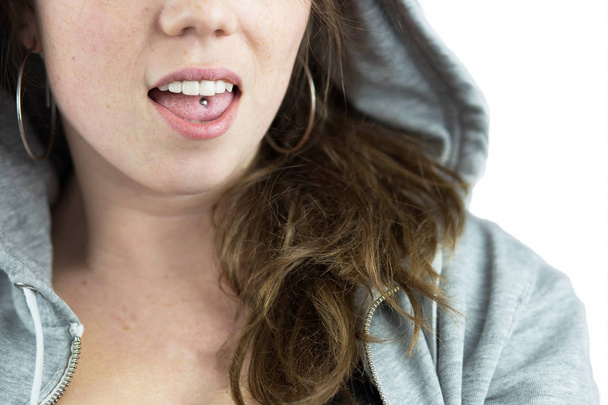 Jeune adolescente avec perçage de la langue et hoodie - Photo, image