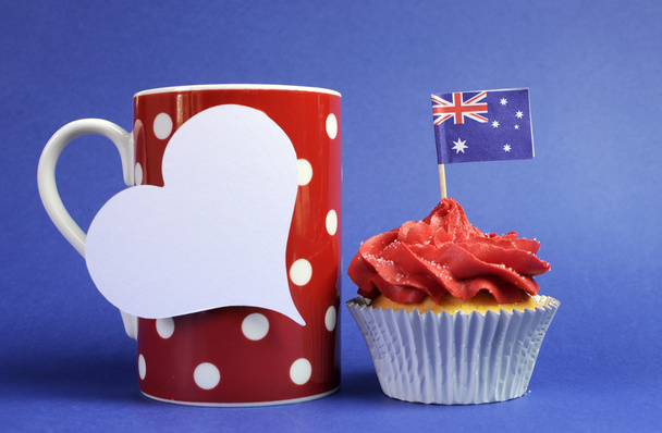 Tema australiano cupcake vermelho, branco e azul com bandeira nacional e caneca de café de bolinhas vermelhas e etiqueta de coração branco para o seu texto aqui, para o Dia da Austrália, Dia Anzac ou feriado nacional
 - Foto, Imagem