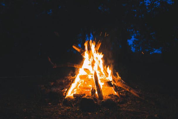 fogo de acampamento brilhante à noite
 - Foto, Imagem