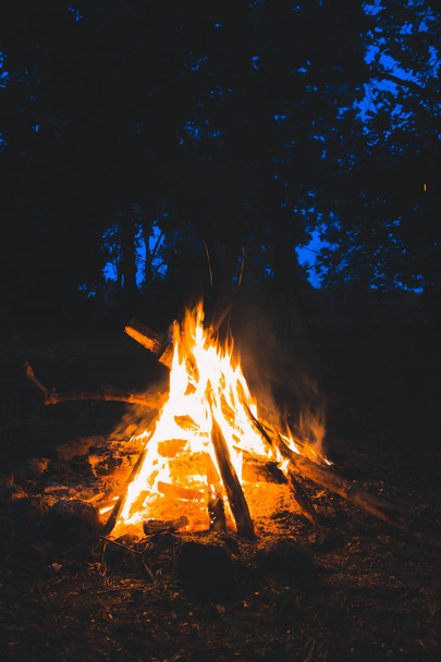 gloeiende camping brand in de nacht - Foto, afbeelding