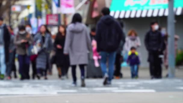 Záběry rozostření zaměření pozadí, lidi ve městě, městské scenérie k nepoznání osob dojíždění do práce v obchodní čtvrti, Japonsko. - Záběry, video