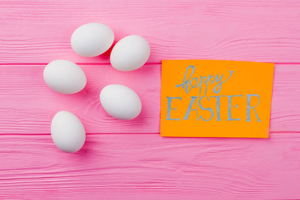 Huevos blancos y tarjeta de felicitación de Pascua
. - Foto, imagen
