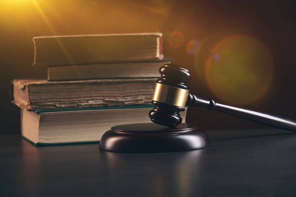 Zákon koncept - otevřené zákon kniha s dřevěnou soudci kladívkem na stole v - Fotografie, Obrázek