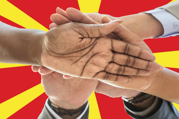 Flaga Macedonii, integracja wielokulturowym Grupa młodych ludzi. - Zdjęcie, obraz