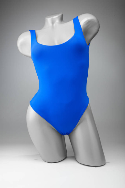 Maniquí de foto azul y blanco, ropa interior de mujer para nadar. Buena tarjeta para la tienda
. - Foto, imagen