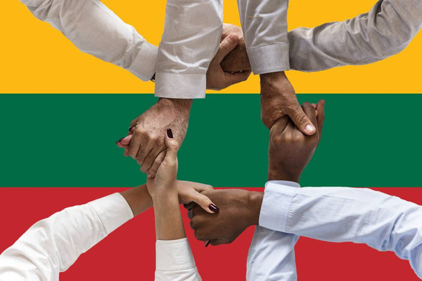リトアニアの国旗、若い人の多文化のグループの統合. - 写真・画像
