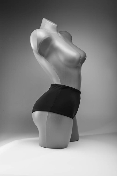 Черно-белый фото-манекен, женское нижнее белье для плавания. Хорошая карта для магазина
. - Фото, изображение