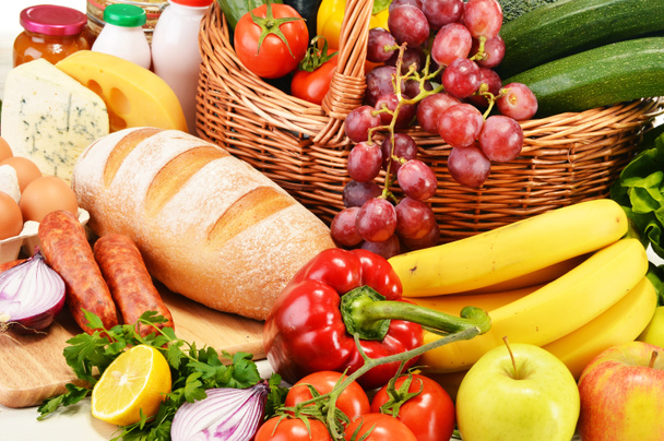 野菜フルーツ ワインのパンを含む分類された食料雑貨製品 - 写真・画像