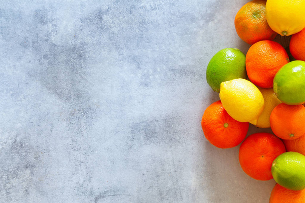 石のカウンター トップに柑橘系の果物 - 写真・画像