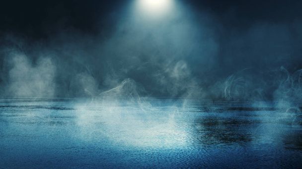 Achtergrond scène van lege straat. Nacht uitzicht op de rivier, de nachtelijke hemel met wolken, weerkaatsing van het licht op het water. Rook mist - Foto, afbeelding