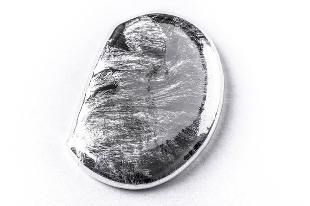 Gota de metal líquido sobre fondo blanco
 - Foto, imagen