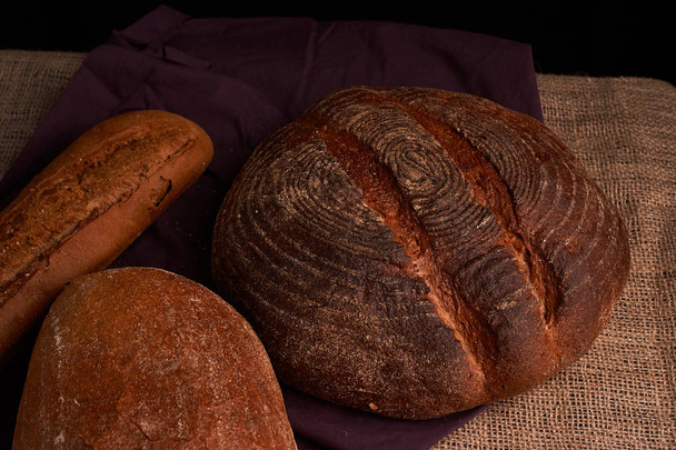 Pane fresco fatto in casa. Croccante. Pane al lievito. Pane azzimo
 - Foto, immagini