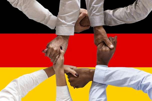 Saksan lippu, monikulttuurinen nuorisoryhmä. - Valokuva, kuva