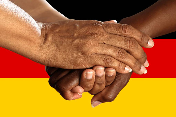 Флаг Германии, интеграция мультикультурной группы молодых людей. - Фото, изображение