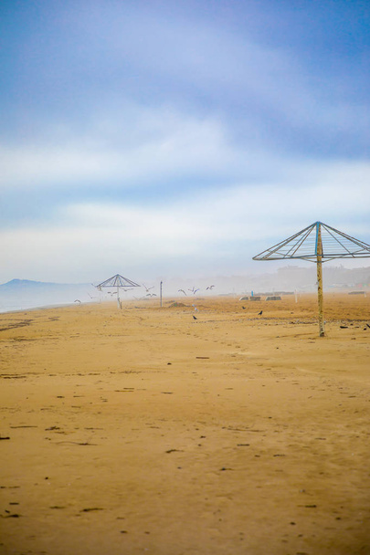 冬には、イタリアのリミニの砂浜 - 写真・画像