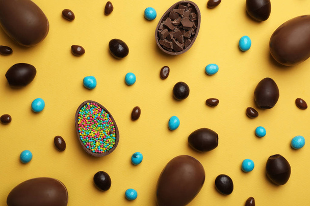 Flat lay composition with chocolate Easter eggs on color background - Fotoğraf, Görsel