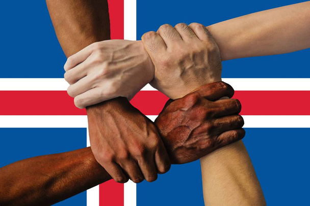 isländische Flagge, Integration einer multikulturellen Gruppe junger Menschen. - Foto, Bild