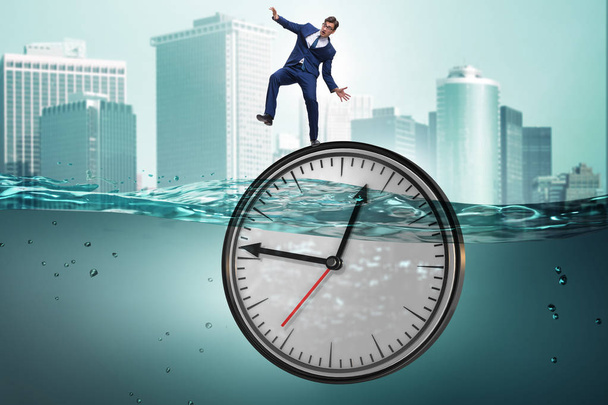 Бизнесмен в концепции управления сроками и временем
 - Фото, изображение