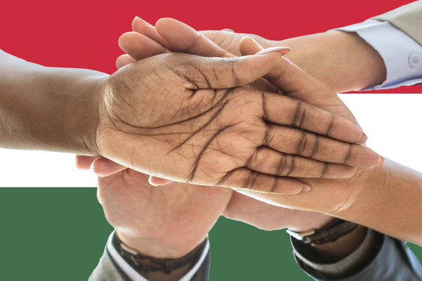 Флаг Венгрии, интеграция мультикультурной группы молодых людей. - Фото, изображение