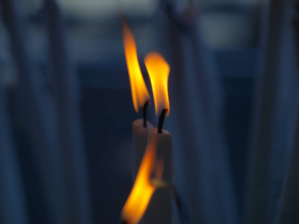 candele accese nel santuario in Francia Lourds
 - Foto, immagini