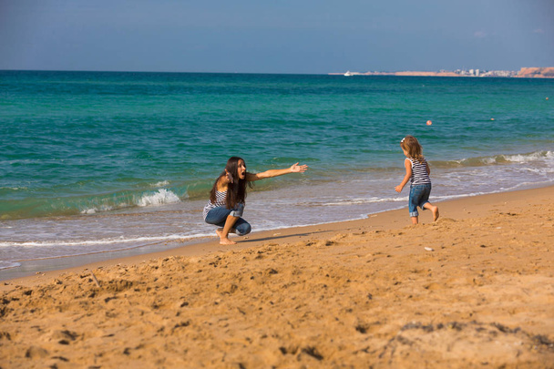 mère et fille jouant sur la plage - Photo, image