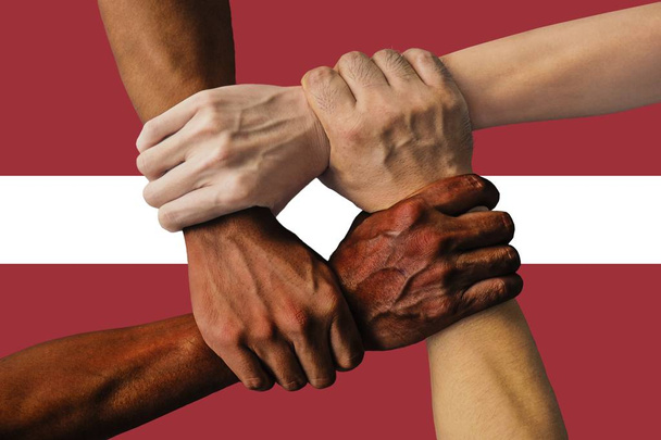 Lettonie drapeau, intégration d'un groupe multiculturel de jeunes
. - Photo, image